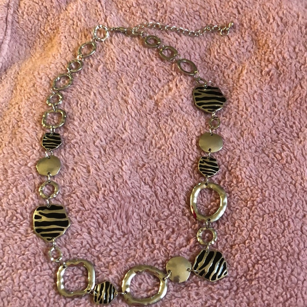 Beautiful necklace, lock isn’t working - Picture 1 of 3